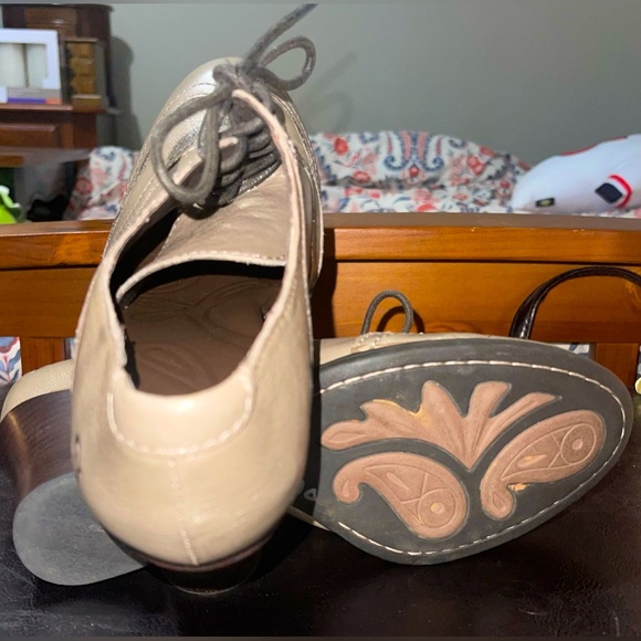 Born women’s 9.5 tan wingtip lace up  leather heeled shoes - Picture 8 of 9